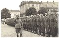 Soldaten der Wehrmacht bei einem Appell im Hof der neuen Infanteriekaserne. Im Bild die sog. ... <span class="smw-highlighter" data-type="8" data-state="inline" data-title="Hinweis" title="Soldaten der Wehrmacht bei einem Appell im Hof der neuen Infanteriekaserne. Im Bild die sog."><span class="smwtticon note"></span><span class="smwttcontent">Soldaten der Wehrmacht bei einem Appell im Hof der neuen Infanteriekaserne. Im Bild die sog. "östliche Halbbataillonskaserne", dahinter die Kompaniekaserne (heute Kellermannstraße). Aufnahme um 1937<br>Urheber: Wilhelm Schmidt, Fürth<br><br>Lizenz: CC BY-SA 3.0</span></span>