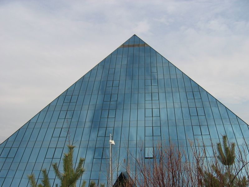 Datei:Hotel Pyramide 2004.jpeg