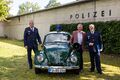 Tag der offenen Tür bei der Polizei Fürth - v.l.n.r.: Polizeidirektor Bernd Wolf, n.N. ... <span class="smw-highlighter" data-type="8" data-state="inline" data-title="Hinweis" title="Tag der offenen Tür bei der Polizei Fürth - v.l.n.r.: Polizeidirektor Bernd Wolf, n.N. Diensthundeführer, OB Thomas Jung, Polizeipräsident Adolf Blöchl mit VW-Käfer aus den 1960er Jahren, Sept. 2024Lizenz: CC BY-NC-SA 4.0"><span class="smwtticon note"></span><span class="smwttcontent">Tag der offenen Tür bei der Polizei Fürth - v.l.n.r.: Polizeidirektor Bernd Wolf, n.N. Diensthundeführer, OB Thomas Jung, Polizeipräsident Adolf Blöchl mit VW-Käfer aus den 1960er Jahren, Sept. 2024<br><br>Lizenz: CC BY-NC-SA 4.0</span></span>