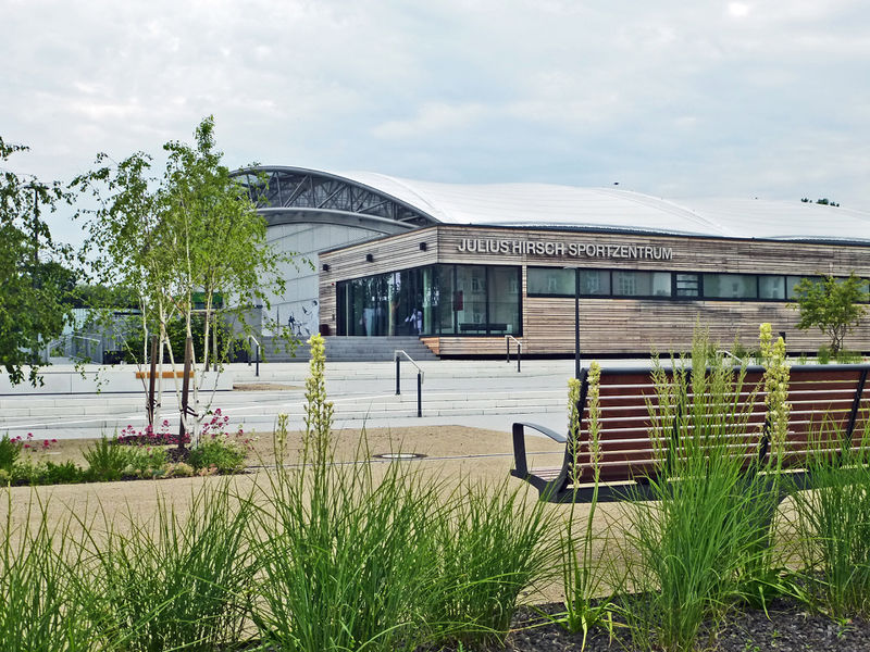 Datei:Julius Hirsch-Sportzentrum.JPG