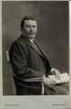 Porträt eines Mannes mit Zeitung im Fotostudio von Hahn & Kirchgeorg, ca. 1905 <span class="smw-highlighter" data-type="8" data-state="inline" data-title="Hinweis" title="Urheber: Hahn &amp; KirchgeorgLizenz: CC BY-SA 3.0"><span class="smwtticon note"></span><span class="smwttcontent">Urheber: <!--LINK'" 0:87--><br><br>Lizenz: CC BY-SA 3.0</span></span>