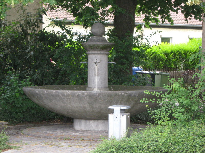 Datei:Wehlauer Straße Brunnen I.JPG