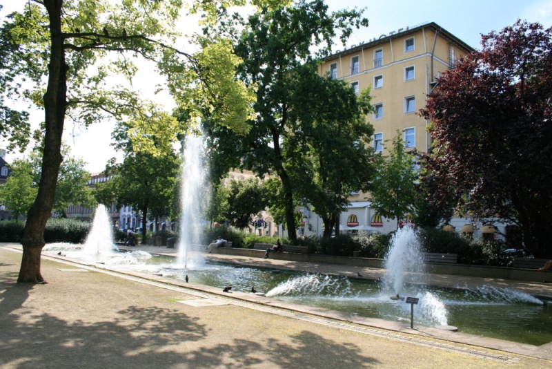 Datei:Springbrunnen Adenauer-Anlage.jpg