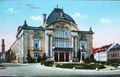 Stadttheater auf einer colorierten Ansichtskarte von 1915 <span class="smw-highlighter" data-type="8" data-state="inline" data-title="Hinweis" title="Urheber: unbekanntLizenz: CC BY-SA 3.0"><span class="smwtticon note"></span><span class="smwttcontent">Urheber: unbekannt<br><br>Lizenz: CC BY-SA 3.0</span></span>
