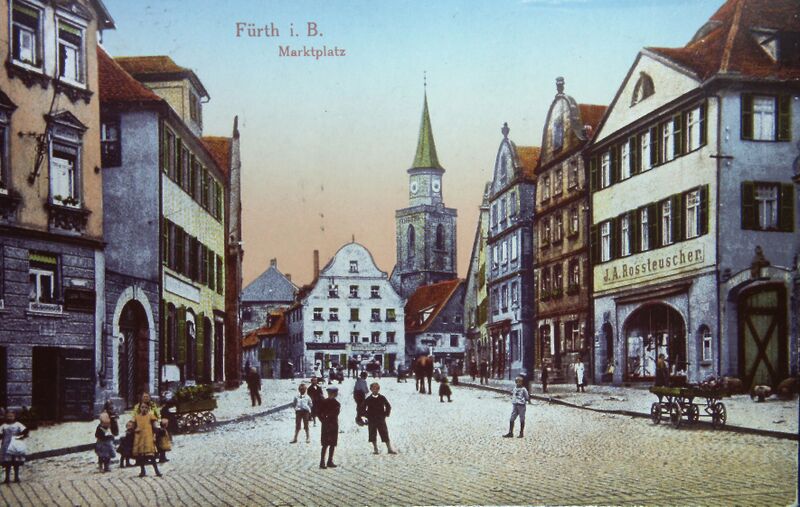 Datei:Grüner Markt mit Personen.jpeg