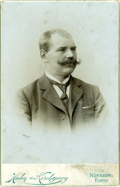 Datei:Mann mit Schnautzer Hahn.jpg