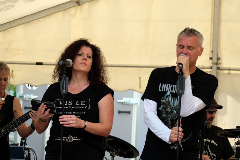 Datei:6 Feet Four 4.jpg