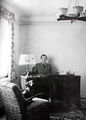 Max Grundig in seinem ersten repräsentativen Büro, links im Bild Dackel Hexi, 1947 <span class="smw-highlighter" data-type="8" data-state="inline" data-title="Hinweis" title="Lizenz: CC BY-SA 3.0"><span class="smwtticon note"></span><span class="smwttcontent">Lizenz: CC BY-SA 3.0</span></span>