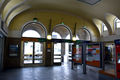 Hauptbahnhof, hier Vorhalle von Innen mit Kleeblatt-Wappen an der Decke und Verkaufsautomaten, 2015 <span class="smw-highlighter" data-type="8" data-state="inline" data-title="Hinweis" title="Urheber: Kamran SalimiLizenz: CC BY-SA 3.0"><span class="smwtticon note"></span><span class="smwttcontent">Urheber: <!--LINK'" 0:63--><br><br>Lizenz: CC BY-SA 3.0</span></span>