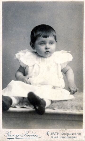 Datei:MiF Kind im Kleid.jpg