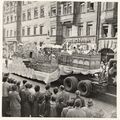 Erntedankfestzug in der Schwabacher Straße, 1959 <span class="smw-highlighter" data-type="8" data-state="inline" data-title="Hinweis" title="Urheber: K. GugelLizenz: CC BY-SA 4.0"><span class="smwtticon note"></span><span class="smwttcontent">Urheber: K. Gugel<br><br>Lizenz: CC BY-SA 4.0</span></span>