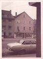 Die Gebäude Königstraße 91 & 93 im Jahr 1961 nach Anbringung einer Hegendörfer-Leuchtreklame <span class="smw-highlighter" data-type="8" data-state="inline" data-title="Hinweis" title="Urheber: unbekanntLizenz: copyright"><span class="smwtticon note"></span><span class="smwttcontent">Urheber: unbekannt<br><br>Lizenz: copyright</span></span>