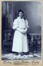 Wacker Frau in Weiß.jpg