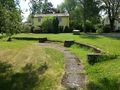 Ehemaliger Teich der Villa Wahnsinn. Randeinfassung und Treppenanlage. Im Hintergrund Haydnstr. 22 <span class="smw-highlighter" data-type="8" data-state="inline" data-title="Hinweis" title="Urheber: Doc BenditLizenz: CC BY-SA 3.0"><span class="smwtticon note"></span><span class="smwttcontent">Urheber: <!--LINK'" 2:13--><br><br>Lizenz: CC BY-SA 3.0</span></span>