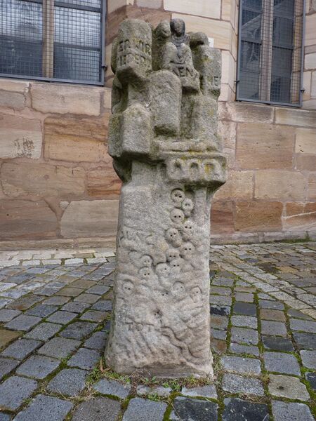 Datei:Stele Begräbnisplatz1b.JPG