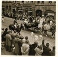 Erntedankfestzug in der Schwabacher Straße, 1956 <span class="smw-highlighter" data-type="8" data-state="inline" data-title="Hinweis" title="Urheber: K. GugelLizenz: CC BY-SA 4.0"><span class="smwtticon note"></span><span class="smwttcontent">Urheber: K. Gugel<br><br>Lizenz: CC BY-SA 4.0</span></span>