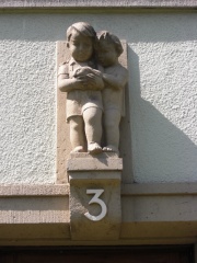 Pfeiferstr. 3 Wandplastik.JPG