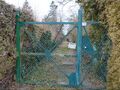 Geschlossenes Tor des Zugangs zur Gartenkolonie "Eigene Scholle" am Brünnleinsweg 58 <span class="smw-highlighter" data-type="8" data-state="inline" data-title="Hinweis" title="Urheber: Benutzer:AhaasLizenz: CC BY-SA 3.0"><span class="smwtticon note"></span><span class="smwttcontent">Urheber: <!--LINK'" 2:0--><br><br>Lizenz: CC BY-SA 3.0</span></span>