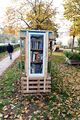 Buchtauschregal im Südstadt-Gärtla, Okt. 2021 <span class="smw-highlighter" data-type="8" data-state="inline" data-title="Hinweis" title="Urheber: Kamran SalimiLizenz: CC BY-SA 3.0"><span class="smwtticon note"></span><span class="smwttcontent">Urheber: <!--LINK'" 0:19--><br><br>Lizenz: CC BY-SA 3.0</span></span>