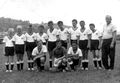 Fußballmanschaft - vermutlich von der Staatlichen Handels- und Gewerbeschule, ca. 1964 <span class="smw-highlighter" data-type="8" data-state="inline" data-title="Hinweis" title="Urheber: unbekanntLizenz: CC BY-SA 3.0"><span class="smwtticon note"></span><span class="smwttcontent">Urheber: unbekannt<br><br>Lizenz: CC BY-SA 3.0</span></span>
