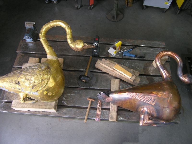 Datei:Goldener Schwan + Replik.JPG