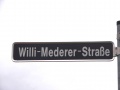 Straßenschild Willi-Mederer-Straße am alten Standort im <!--LINK'" 0:1379--> <span class="smw-highlighter" data-type="8" data-state="inline" data-title="Hinweis" title="Urheber: BaringelLizenz: CC BY-SA 3.0"><span class="smwtticon note"></span><span class="smwttcontent">Urheber: <!--LINK'" 2:1380--><br><br>Lizenz: CC BY-SA 3.0</span></span>