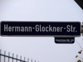 Straßenschild Hermann-Glockner-Straße mit Erläuterung <span class="smw-highlighter" data-type="8" data-state="inline" data-title="Hinweis" title="Urheber: BaringelLizenz: CC BY-SA 3.0"><span class="smwtticon note"></span><span class="smwttcontent">Urheber: <!--LINK'" 2:335--><br><br>Lizenz: CC BY-SA 3.0</span></span>