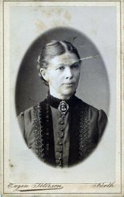 Peterson Frau mit Brosche.jpg