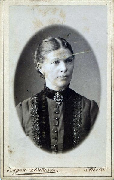 Datei:Peterson Frau mit Brosche.jpg