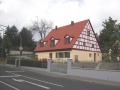Denkmalgeschütztes Bauernhaus, <a class="mw-selflink selflink">Fuchsstraße</a> 46, ehemals mit eigener Hausquelle. <span class="smw-highlighter" data-type="8" data-state="inline" data-title="Hinweis" title="Urheber: Doc BenditLizenz: CC BY-SA 3.0"><span class="smwtticon note"></span><span class="smwttcontent">Urheber: <!--LINK'" 2:29--><br><br>Lizenz: CC BY-SA 3.0</span></span>
