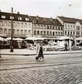 Wochenmarkt auf der Fürther Freiheit mit Warenhaus Schickedanz, 1958 – ganz rechts Gebäude Fürther ... <span class="smw-highlighter" data-type="8" data-state="inline" data-title="Hinweis" title="Wochenmarkt auf der Fürther Freiheit mit Warenhaus Schickedanz, 1958 – ganz rechts Gebäude Fürther Freiheit 6, Treppen noch mit LuftschutzmarkierungenUrheber: Bruno Siegert, FürthLizenz: CC BY-SA 3.0"><span class="smwtticon note"></span><span class="smwttcontent">Wochenmarkt auf der Fürther Freiheit mit Warenhaus Schickedanz, 1958 – ganz rechts Gebäude Fürther Freiheit 6, Treppen noch mit Luftschutzmarkierungen<br>Urheber: Bruno Siegert, Fürth<br><br>Lizenz: CC BY-SA 3.0</span></span>