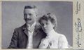 Hübsches Paar - Rückseite: Herr & Frau Kaiser (Schweinfurth) geb. Mitzi Schreiber, ca. 1910 <span class="smw-highlighter" data-type="8" data-state="inline" data-title="Hinweis" title="Urheber: Hahn &amp; KirchgeorgLizenz: CC BY-SA 3.0"><span class="smwtticon note"></span><span class="smwttcontent">Urheber: <!--LINK'" 0:132--><br><br>Lizenz: CC BY-SA 3.0</span></span>