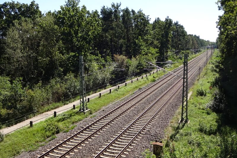 Datei:Bahnbrücke Theodor-Heuss-Straße 2023.2.jpg