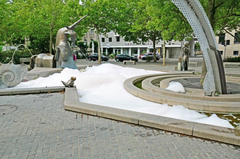 Datei:Paradiesbrunnen Schaum 072019.JPG