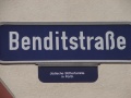 Straßenschild Benditstraße mit Erläuterung <span class="smw-highlighter" data-type="8" data-state="inline" data-title="Hinweis" title="Urheber: BaringelLizenz: CC BY-SA 3.0"><span class="smwtticon note"></span><span class="smwttcontent">Urheber: <!--LINK'" 2:14--><br><br><br>Lizenz: CC BY-SA 3.0</span></span>