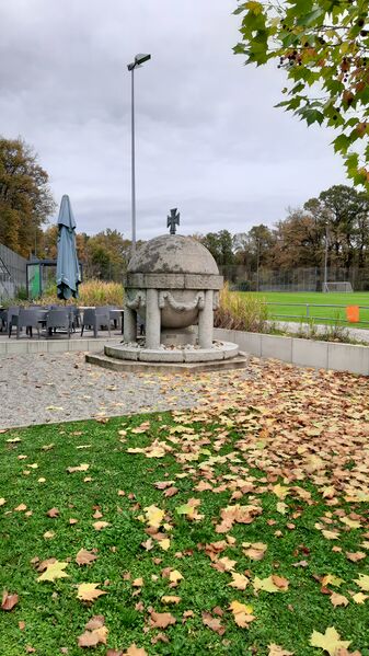 Datei:Kriegerdenkmal Spielvereinigung (1).jpg