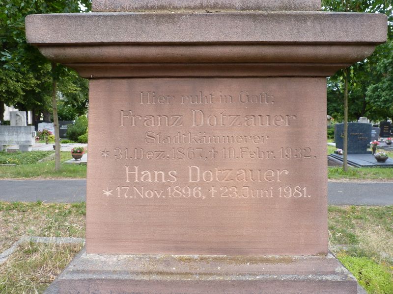 Datei:Grabstein Dotzauer c.JPG