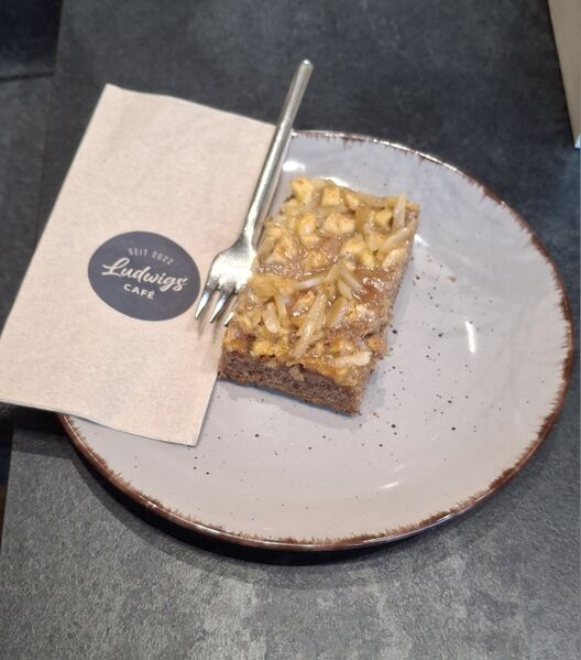 Datei:Ludwigscafé Bratapfelkuchen 20.12.2025.jpg