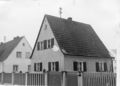 Östliche Waldringstraße 17: neuer Gartenzaun - im Hintergrund Nr. 15 (Fam. Pawel), 1960 <span class="smw-highlighter" data-type="8" data-state="inline" data-title="Hinweis" title="Urheber: Norbert PietschLizenz: CC BY-SA 3.0"><span class="smwtticon note"></span><span class="smwttcontent">Urheber: Norbert Pietsch<br><br>Lizenz: CC BY-SA 3.0</span></span>