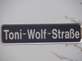 Straßenschild Toni-Wolf-Straße <span class="smw-highlighter" data-type="8" data-state="inline" data-title="Hinweis" title="Urheber: BaringelLizenz: CC BY-SA 3.0"><span class="smwtticon note"></span><span class="smwttcontent">Urheber: <!--LINK'" 2:1318--><br><br>Lizenz: CC BY-SA 3.0</span></span>
