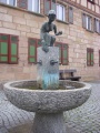 Der Brestlasbrunnen am Cadolzburger Marktplatz von <a class="mw-selflink selflink">Gudrun Kunstmann</a> <span class="smw-highlighter" data-type="8" data-state="inline" data-title="Hinweis" title="Urheber: Eigenes WerkLizenz: CC BY-SA 3.0"><span class="smwtticon note"></span><span class="smwttcontent">Urheber: Eigenes Werk<br><br>Lizenz: CC BY-SA 3.0</span></span>