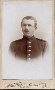 Wacker Soldat mit Seitenscheitel.jpg