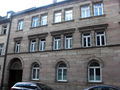 Rosenstr. 7, Splittereinwirkung auf die gesamte Fassade (Stand: 2015) <span class="smw-highlighter" data-type="8" data-state="inline" data-title="Hinweis" title="Urheber: Doc BenditLizenz: CC BY-SA 3.0"><span class="smwtticon note"></span><span class="smwttcontent">Urheber: <!--LINK'" 2:96--><br><br>Lizenz: CC BY-SA 3.0</span></span>