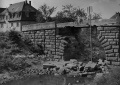 Die im April 1945 gesprengte Heubrücke am ehem. Ludwigskanal bei Kanal-km 119,0. Heute befindet sich ... <span class="smw-highlighter" data-type="8" data-state="inline" data-title="Hinweis" title="Die im April 1945 gesprengte Heubrücke am ehem. Ludwigskanal bei Kanal-km 119,0. Heute befindet sich hier eine Fußgängerbrücke über den Frankenschnellweg (Wiesenstraße/ Widderstraße).Urheber: Ferdinand VitzethumLizenz: Bildlizenz-Stadtarchiv"><span class="smwtticon note"></span><span class="smwttcontent">Die im April 1945 gesprengte Heubrücke am ehem. Ludwigskanal bei Kanal-km 119,0. Heute befindet sich hier eine Fußgängerbrücke über den Frankenschnellweg (Wiesenstraße/ Widderstraße).<br>Urheber: <!--LINK'" 0:150--><br><br>Lizenz: Bildlizenz-Stadtarchiv</span></span>