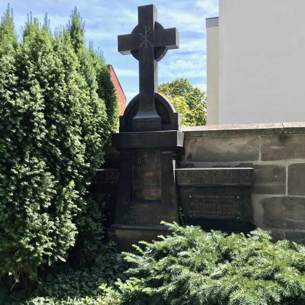 Datei:Grabdenkmal-Haubrich 2022.jpeg