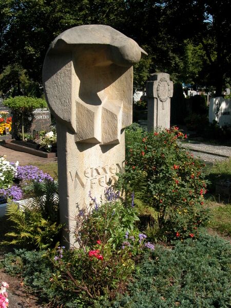 Datei:Heibergrabmal c.JPG