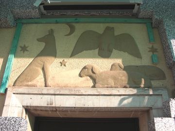 Herrnstr. 60 Wandplastik.JPG