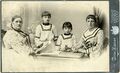 Familienaufnahme vermutlich Mutter mit Tocher und zwei Kinder, ca. 1910 <span class="smw-highlighter" data-type="8" data-state="inline" data-title="Hinweis" title="Urheber: Gebrüder HarrenLizenz: CC BY-SA 3.0"><span class="smwtticon note"></span><span class="smwttcontent">Urheber: <!--LINK'" 0:110--><br><br>Lizenz: CC BY-SA 3.0</span></span>