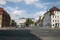Blick aus dem Schatten des <!--LINK'" 0:24--> auf den zur Durchfahrtsstraße degradierten <a class="mw-selflink selflink">Königsplatz</a>. <span class="smw-highlighter" data-type="8" data-state="inline" data-title="Hinweis" title="Urheber: F. Geismann und S. MuzenhardtLizenz: CC BY-SA 3.0"><span class="smwtticon note"></span><span class="smwttcontent">Urheber: F. Geismann und S. Muzenhardt<br><br>Lizenz: CC BY-SA 3.0</span></span>