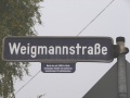 Straßenschild Weigmannstraße mit Erläuterung <span class="smw-highlighter" data-type="8" data-state="inline" data-title="Hinweis" title="Urheber: BaringelLizenz: CC BY-SA 3.0"><span class="smwtticon note"></span><span class="smwttcontent">Urheber: <!--LINK'" 2:1373--><br><br>Lizenz: CC BY-SA 3.0</span></span>